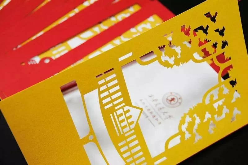 红黄色镂空纸艺卡片