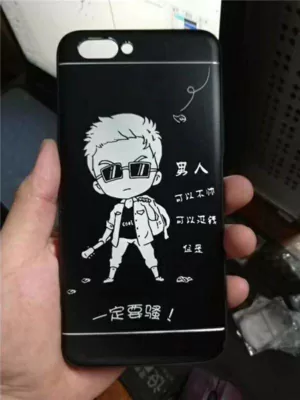 手持带人物图案的手机壳